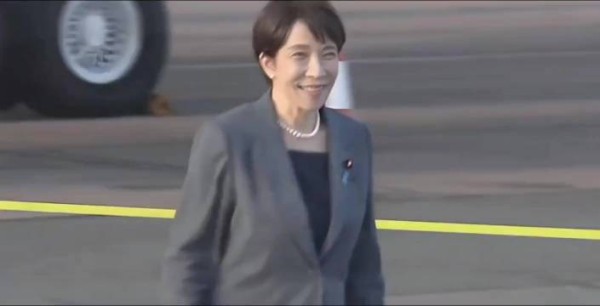 高市早苗抵英无欢迎仪式，机组人员列队迎接