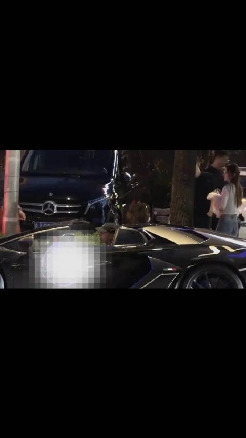 黄子韬徐艺洋敞篷车违停非机动车道