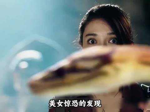 美女惊恐的发现一条30米长的巨蟒正朝自己的男友扑来