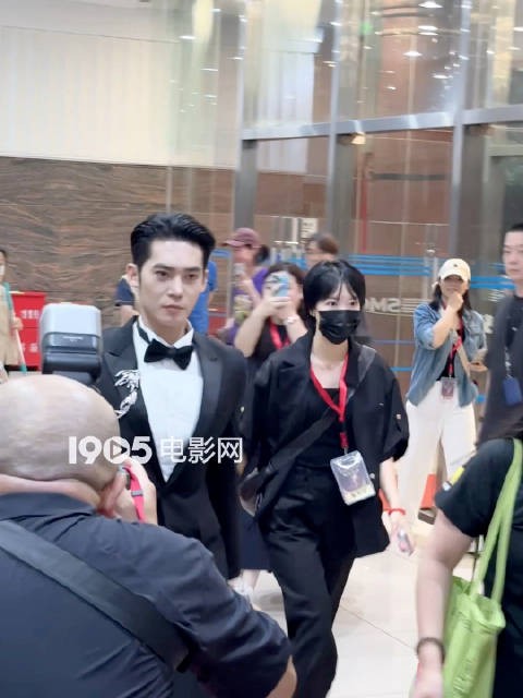 意气风发!于适对镜头打招呼