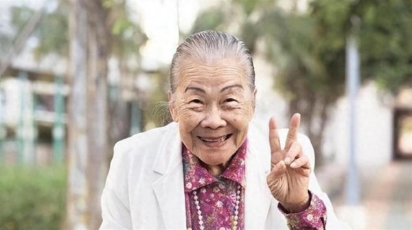 TVB御用婆婆许碧姬95岁生日,退圈8年深居简出,宣萱念旧情送祝福