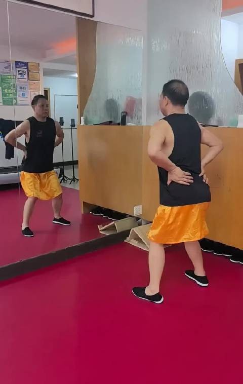 大爷不是一般人，跳的舞也挺特别