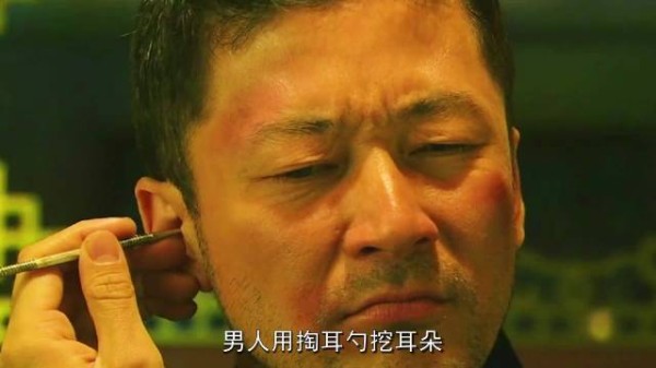 男人用掏耳勺挖耳朵,掏耳勺竟然拿不出来了