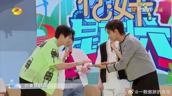 魏大勋打秦霄贤两根手指，秦霄贤霸气发话：还给你！
