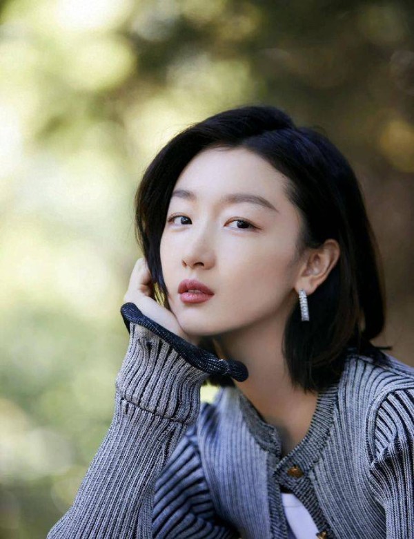 张艺谋也没想到，三金影后竟全程读稿，一场话剧砸了谋女郎招牌！
