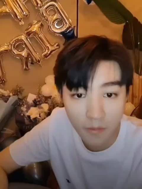 tg：王俊凯说不想拍九宫格，因为太累了