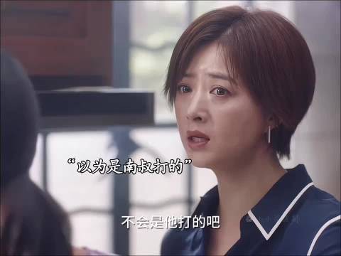 妻子道歉遭书砸头，丈夫斥其如市井泼妇
