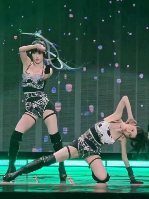 by2梅奔演唱会，妆造升级，两姐妹原来都是小短腿