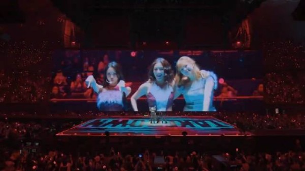 Netflix发布TWICE新曲TAKEDOWN现场版MV