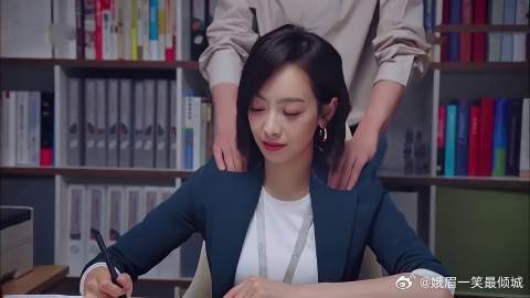 元宋给贺繁星捏肩,老总推开门乐了:收获个半大儿子