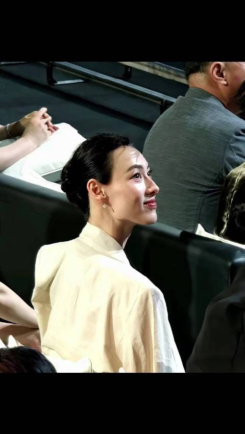 梁洛施生图展现骨相美，硬线条诠释故事感