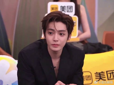 小侯已经和我们约好各种见面,声带也在慢慢养好,坐等他重回歌手舞台大放异彩