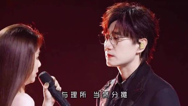 谭松韵冷静应对王铮亮激动表现引热议