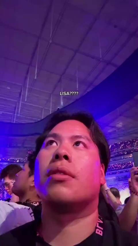 怪不得演唱会都要抢前排，Lisa好大方什么都给观众看