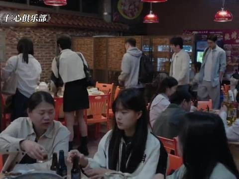 员工们私下聚餐蛐蛐领导,结果领导们就坐在隔壁桌!