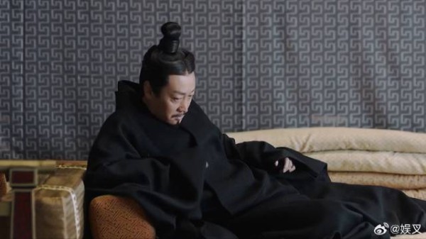 才解决宫变,秦王拖着病躯也要阅兵 并且立马立嬴政为太子