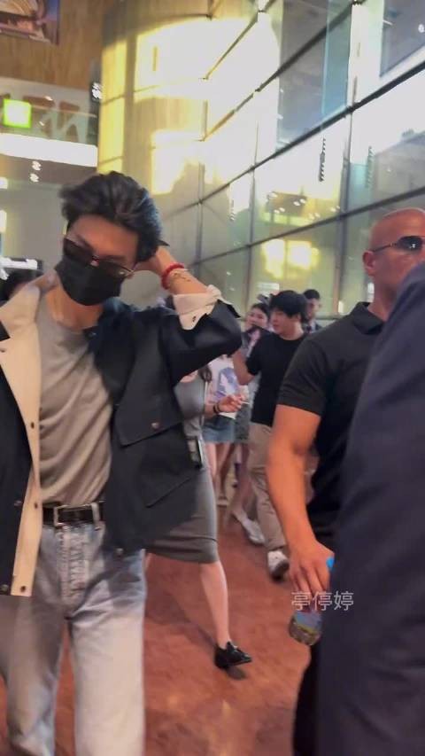 陈哲远抵达巴黎, 远子好甜好帅,还取掉墨镜笑意盈盈的看着大家