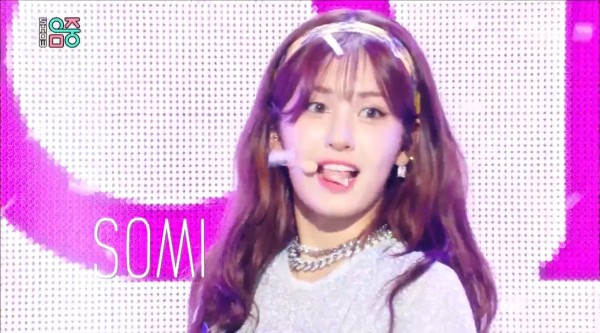 七年前的今天(190622)，Somi 带来的现场舞台