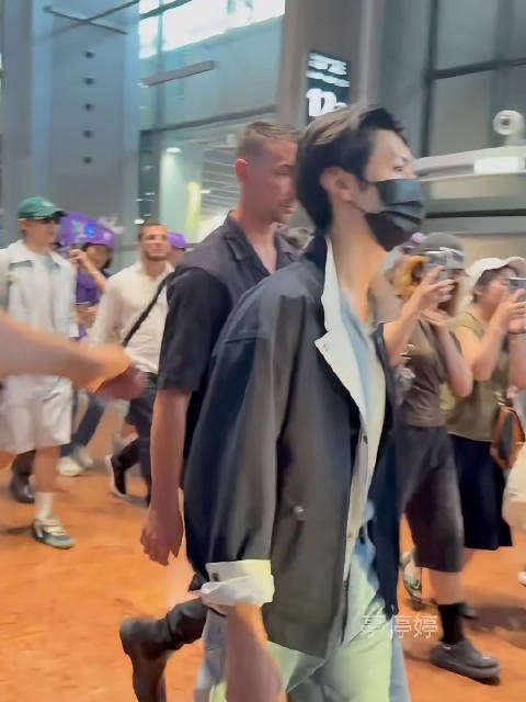 陈哲远邓为同机抵巴黎,互动粉丝显亲和