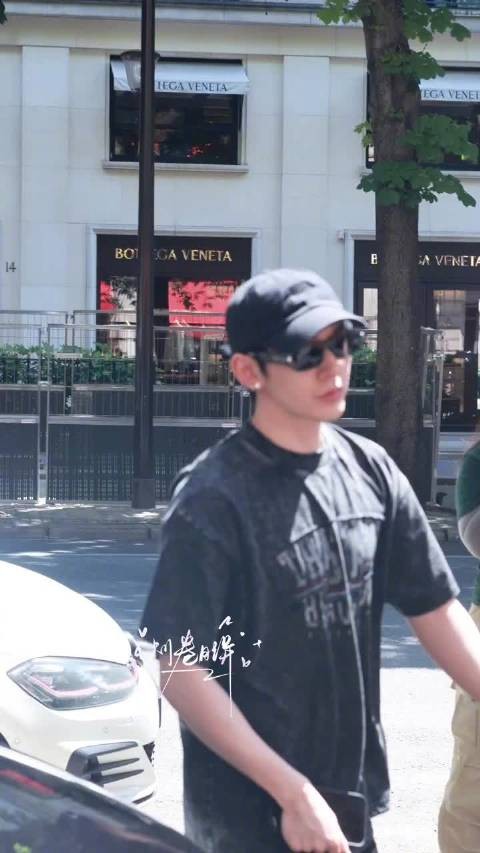 邓为巴黎街头路透 随性潮男 松弛感拉满 好优越帅气的为子