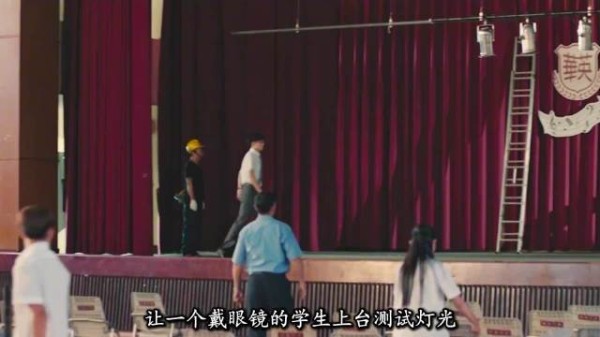 舞台灯光坠落钢丝横扫致瞬间生死反转