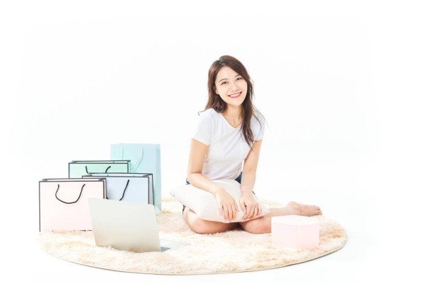 结了婚的女人要是让你这么碰她，那肯定是对你有意思