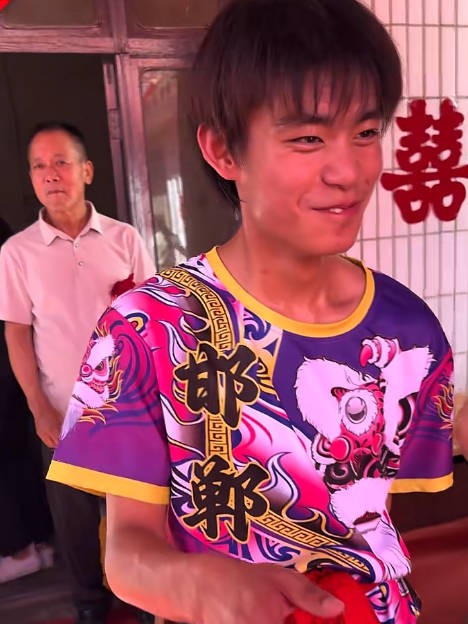 撞脸易烊千玺舞狮小伙称暂时不会直播