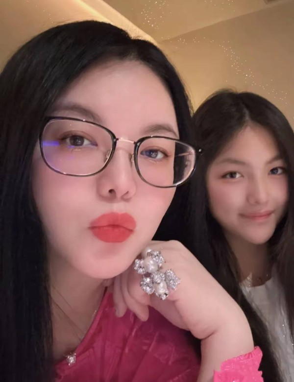 王诗龄回长沙过暑假,和爸妈同住1500w豪宅,李湘一身名牌像贵妇