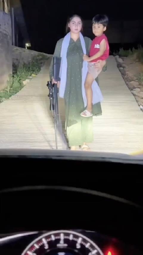左手一个崽,右手一支狙