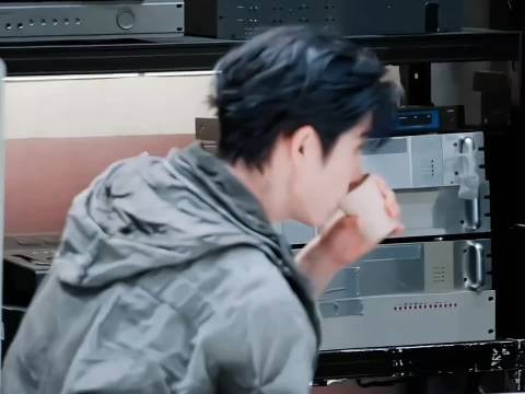 你俩有点暧昧了哈，这么快就是喝同一杯奶茶的关系了