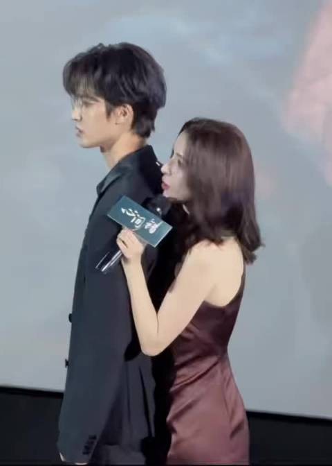 朱正廷哈妮克孜见面会复刻经典借位吻