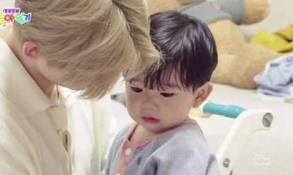 崔秀彬育儿日记曝光，yoojun依偎欧妈寻安慰