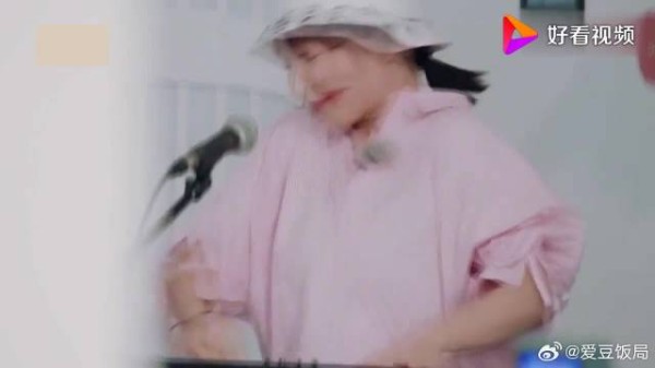 杨紫佟年上身!鬼畜式弹钢琴法吓跑王俊凯,太逗了!