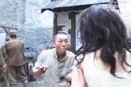 被鬼子玩疯的美女