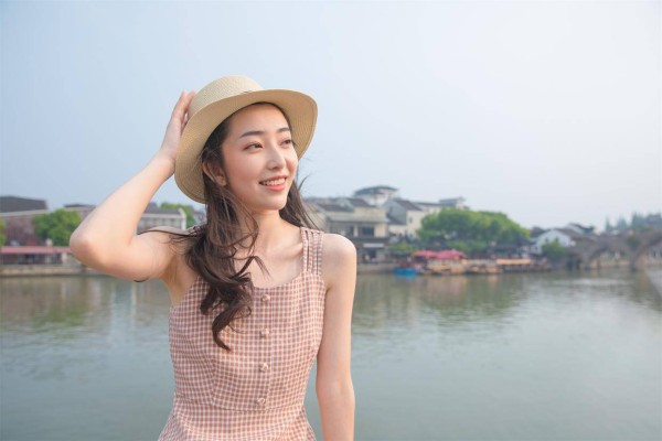 结了婚的女人,要是发了疯地想一个婚外的男人,不会直接联系,而是会有这三个身体上的举动