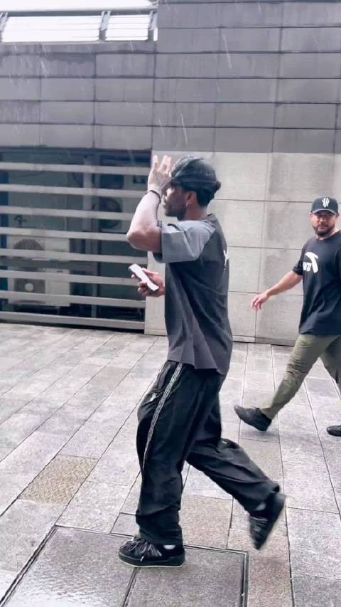 欧文空降中国粉丝家中展现亲民形象