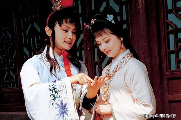 为啥宝钗黛玉都喜欢宝玉？宝钗知道宝玉喜欢黛玉吗？知道还喜欢？