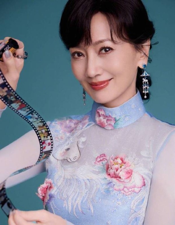 赵雅芝穿蓝色绣牡丹旗袍雍容大方