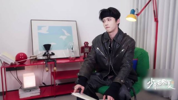 闫桉回应少年无尽夏导演提问，对过去的自己说辛苦了