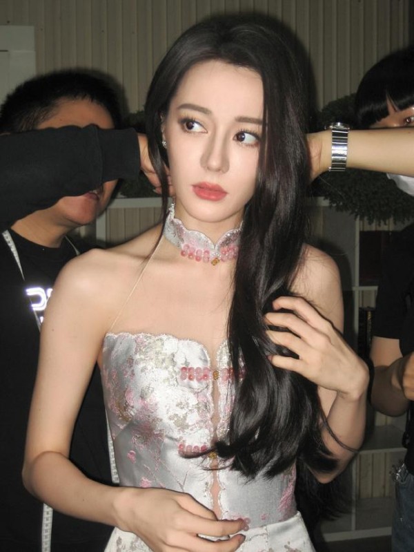 迪丽热巴闷声干大事,出演周星驰电影女主,合作张小斐期待值拉满