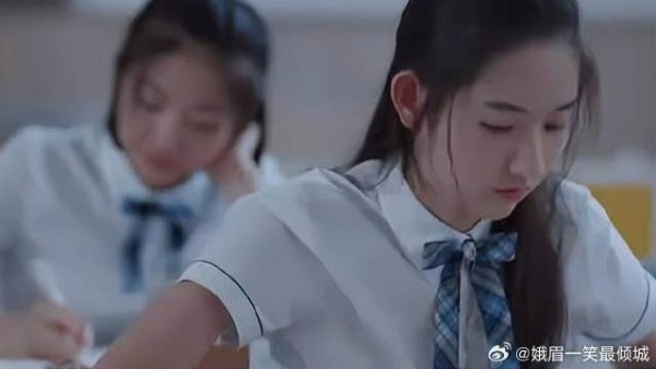 林妙妙上课站后排,本以为是罚站,真实原因太意外