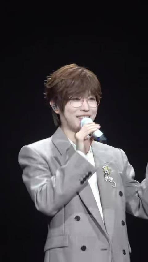 徐良演唱会攀爬上台引热议,歌声依旧打动观众