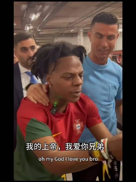 网红Speed跪地示爱C罗，展示偶像纹身