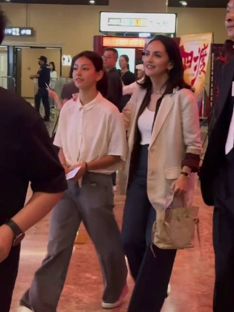 霓娜随母现身刘烨电影首映,马尾造型清秀亮眼