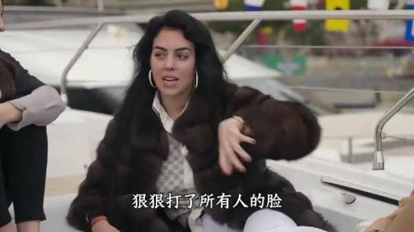 父亲入狱母亲早逝的底层柜姐，凭什么拿下风流半生的足坛首富 C 罗？