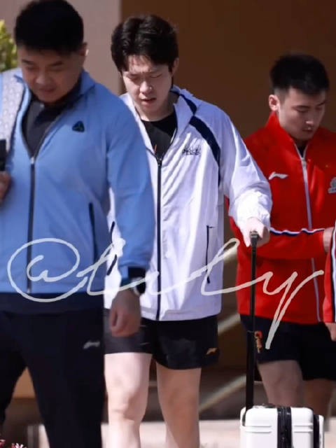 王队训练展现新发型心情愉悦