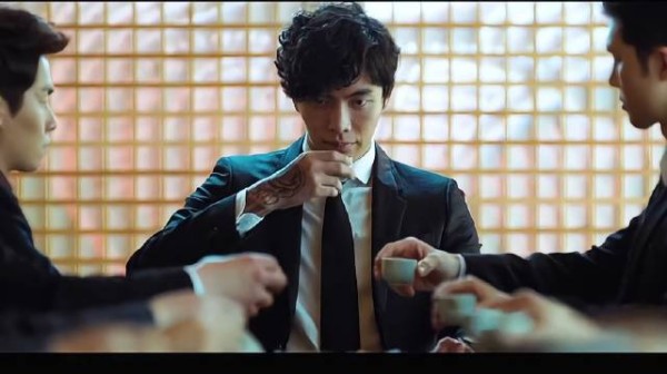 老大一眼就看出新来小混混的潜质！