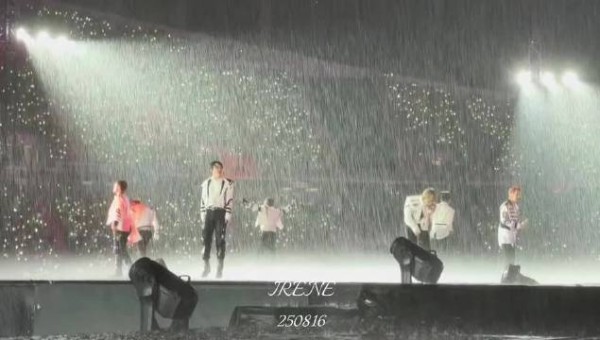 钟辰乐回忆泰国暴雨舞台，湿身变落汤鸡自嘲笑翻