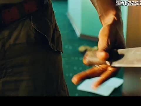 巨轮失控撞暗礁，船员与特种兵肉搏海盗22分钟