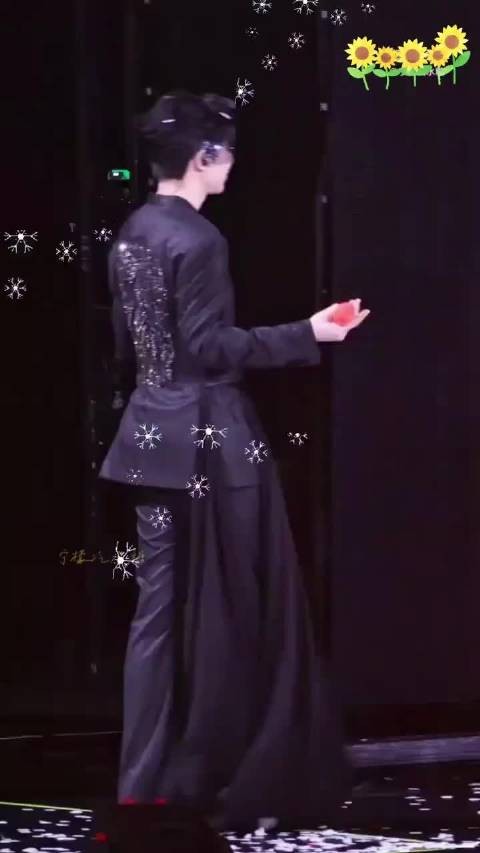 背影都那么好看的男人 宽肩细腰大长腿 @摩登兄弟刘宇宁